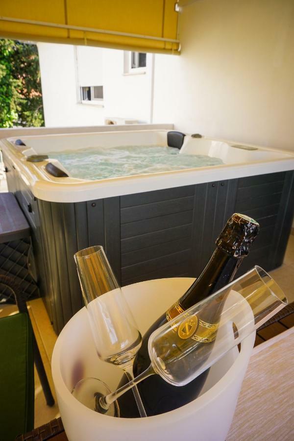 Apartment Paula With Private Jacuzzi And Parking- Near The Beach Zadar Exterior foto